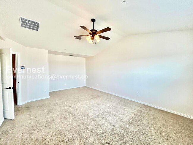 Building Photo - 3 Bed/2.5 Bath Townhome with Garage / Pet-Friendly / Vouchers Accepted / Available Now!