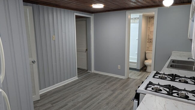 Building Photo - Welcome to this charming 3-bedroom, 1-bathroom home in Akron - Section 8 Welcome