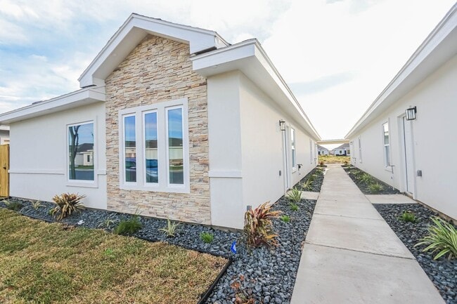 Building Photo - 918 N Blair Ave