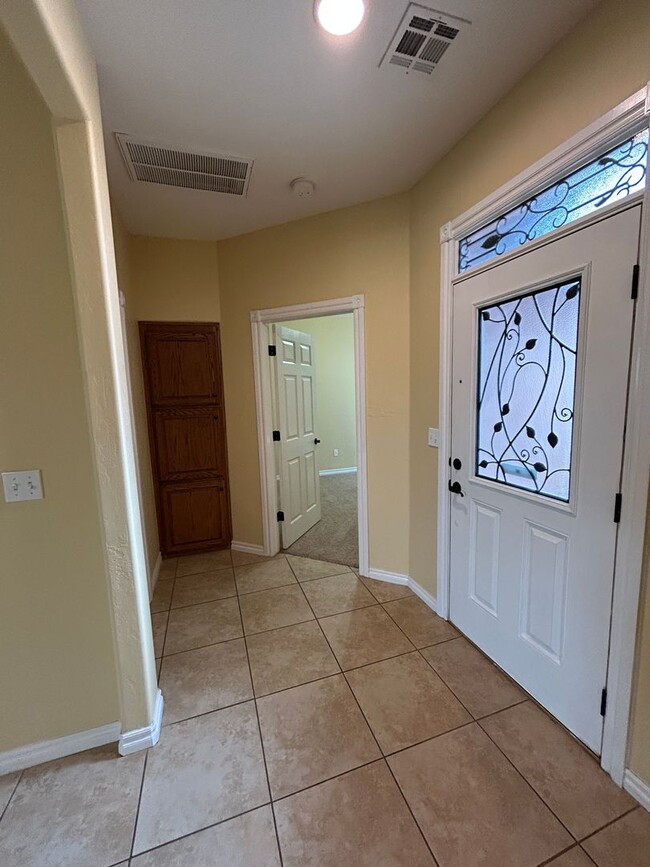 Building Photo - 4 bedroom, 2 bathroom NOW Available!