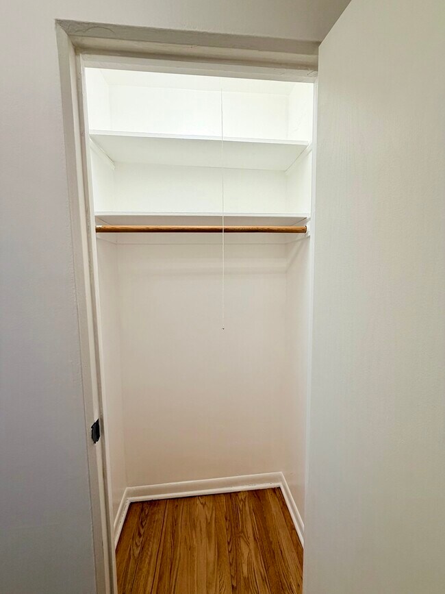 Building Photo - 526 W Roscoe St