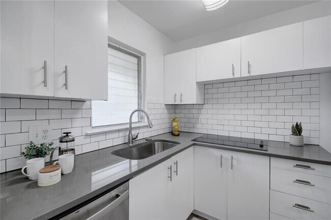 Building Photo - 5320 Balcones Dr