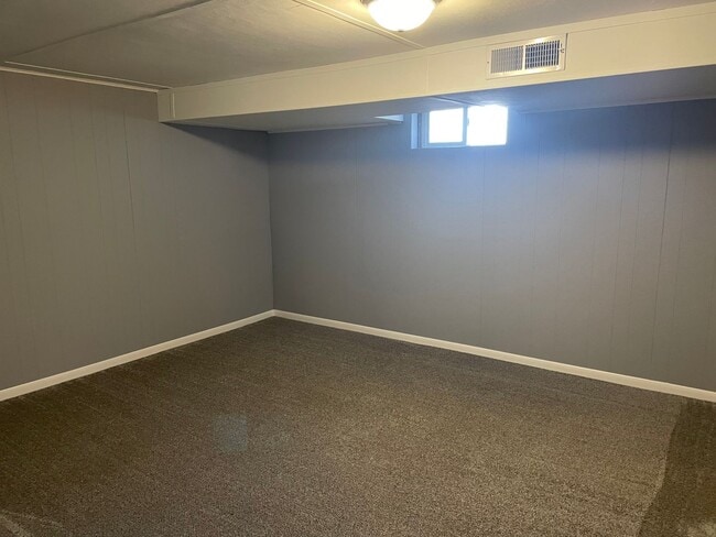 Building Photo - Rare find!