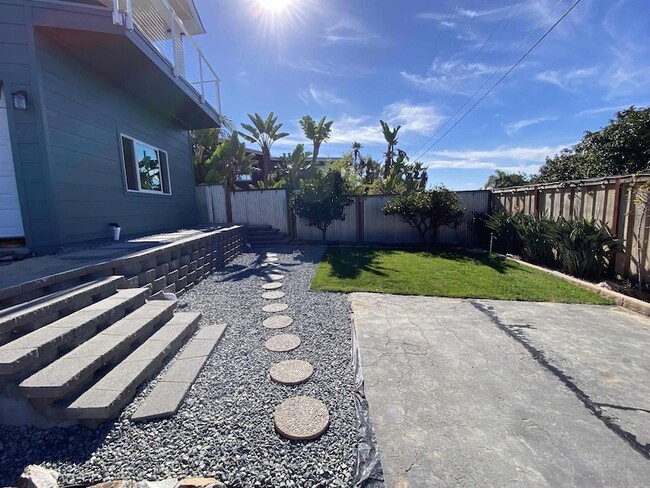 Building Photo - 1305 Blue Sky Dr