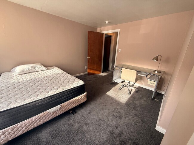 Building Photo - 110 N Gill St