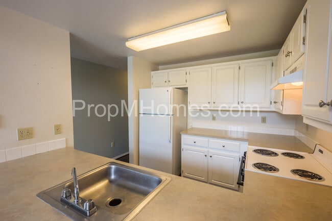 Building Photo - Courtyards at Springville - Great  2/2 Upper Level Condominium Available Now