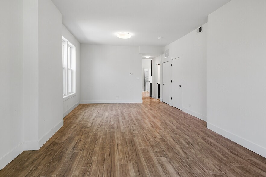 Building Photo - 1921 W Summerdale Ave