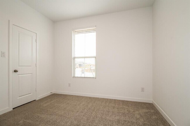 Building Photo - 1912 Ponderosa Pne Ln