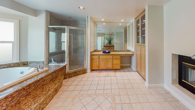 Building Photo - *** Gorgeous 4 bed 3 bath Single Family Ho...