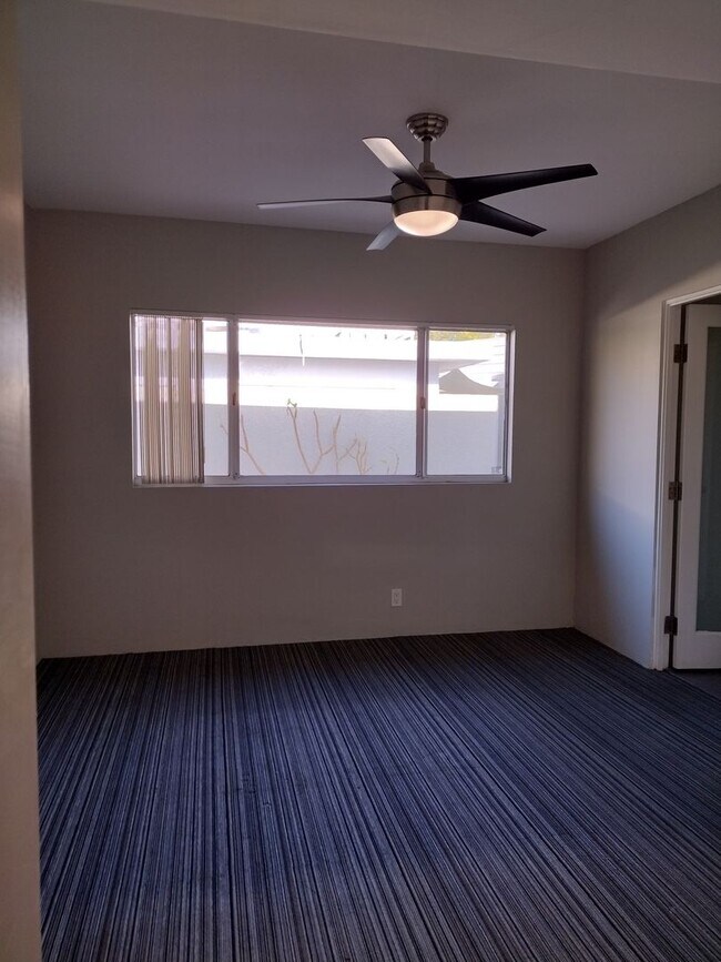 Building Photo - 558-560-562 Calle Abronia S