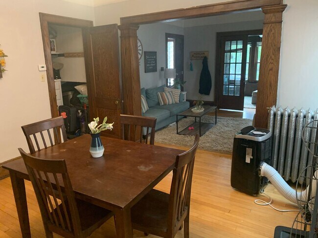 Building Photo - Lovely 2Br / 1Ba South Uptown Condo w/ Hardwood Floors, Sunroom, Fenced Backyard!