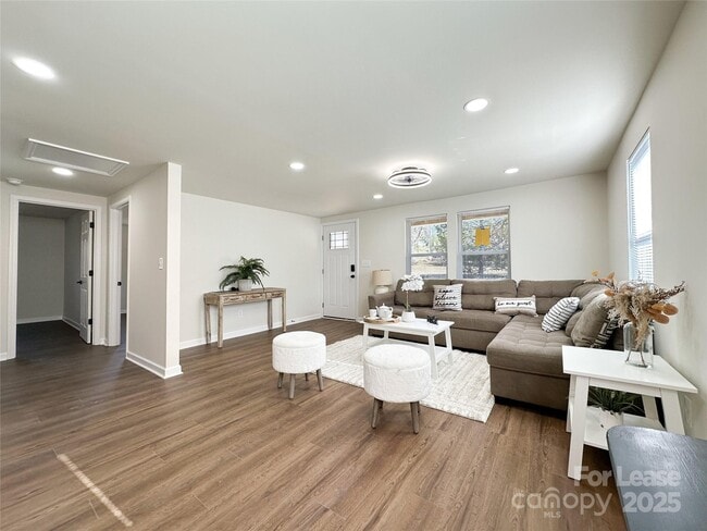 Building Photo - 226 Malvern Dr SW