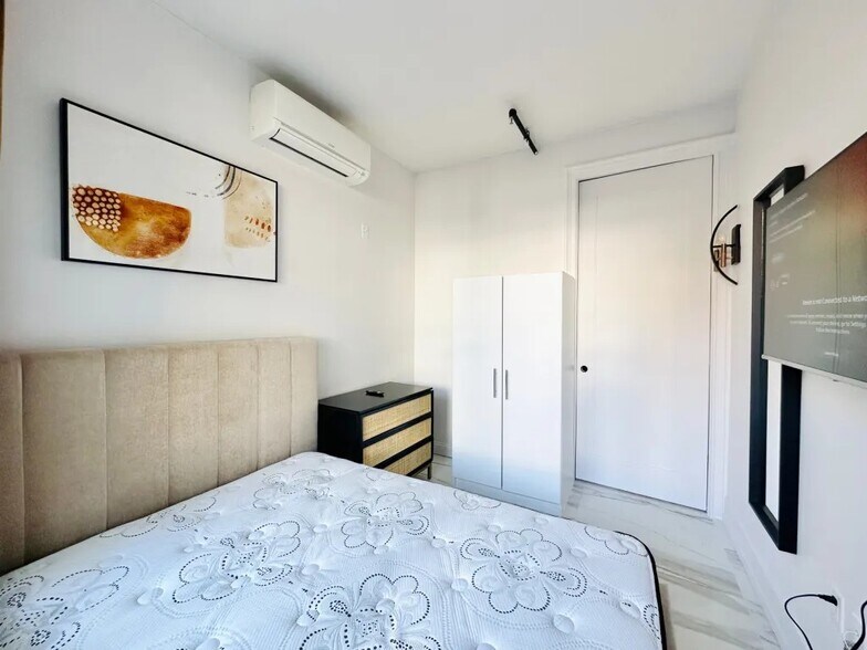 Building Photo - Furnished room/NOT APARTMENT