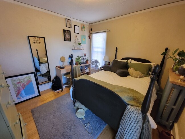 Building Photo - AVAILABLE JUNE - 6 Bed, 2 Bath Home Close to Campus!