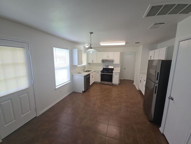 Building Photo - Spacious 4-Bedroom Home with Large Backyar...