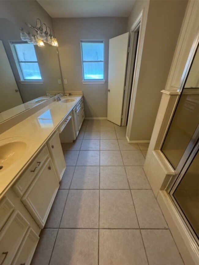 Building Photo - 1114 Manatee Ln