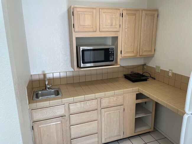 Building Photo - Large Upstairs Studio with Utilities Paid