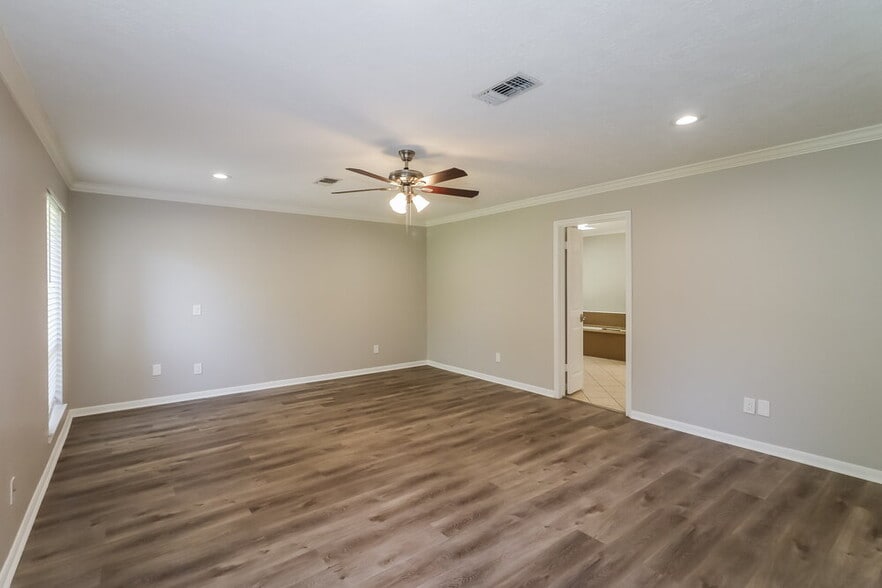 Building Photo - 928 Victoria Dr