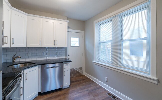 Building Photo - Newly remodeled 3 bedroom Grays Ferry Area