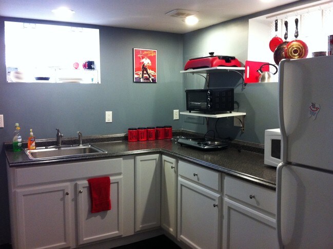 Building Photo - 7015 Sutherland Ave