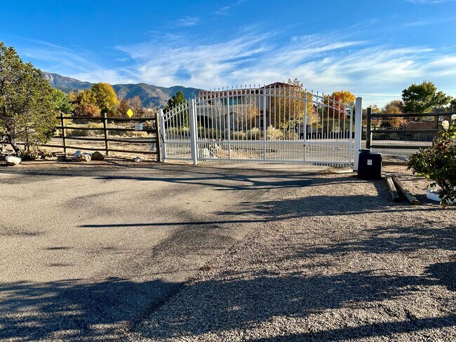 Building Photo - Move in Special Luxury 4 bedroom 4.5 bathr...