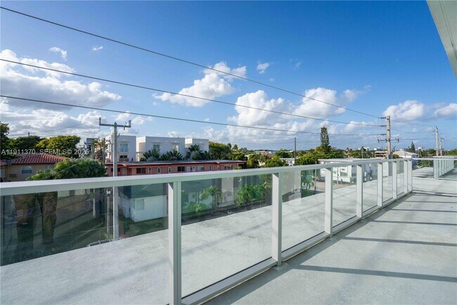 Building Photo - 8425 Crespi Blvd