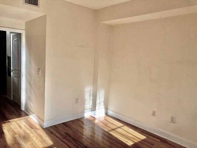 Building Photo - 347 7th St