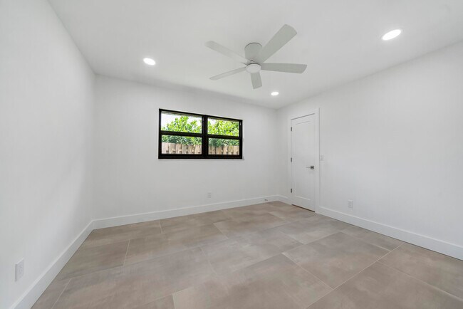 Building Photo - 11758 Banyan St
