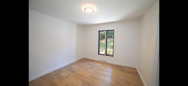 Building Photo - 414 Shorecrest Dr