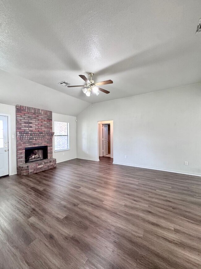 Building Photo - Inviting 3 Bedroom 2.25 Bath home in Hymesa Estates!