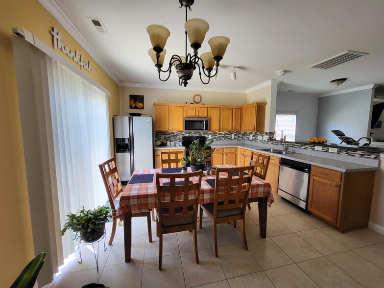 Kitchen - 968 Willow Creek Dr