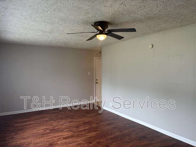 Building Photo - 636 Park Dr