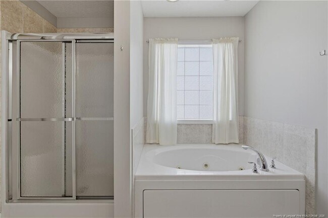 Building Photo - 420 Thorncliff Dr