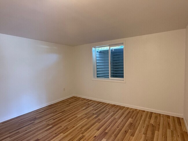 Building Photo - 5 Bedroom Home Available In Spokane Valley!