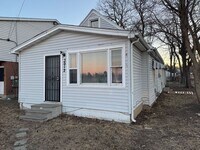 Building Photo - House 2BR/2BA