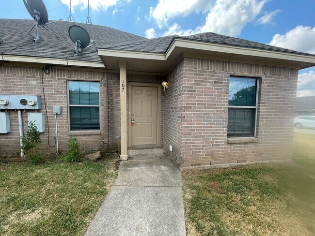 Building Photo - 105-107 Sunburst Court