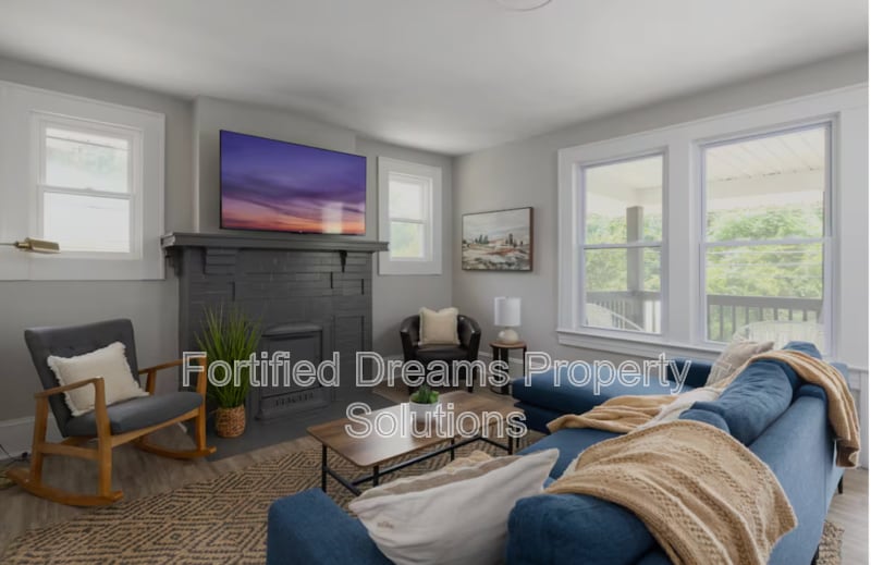 Primary Photo - 913 Hutton St