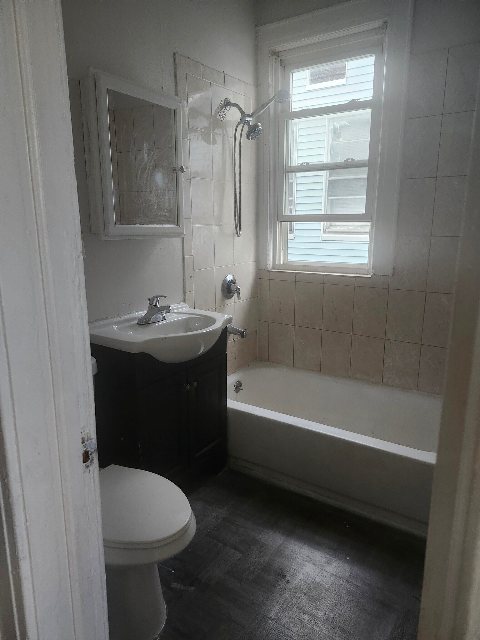 Building Photo - 32 Leo Pl