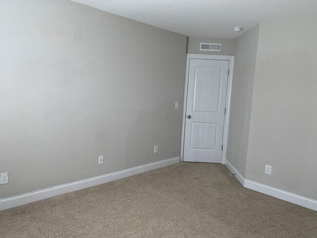 Building Photo - AMAZING LOCATION, Fantastic 4 Bed Home, in...