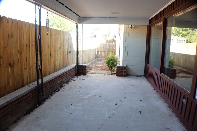 Building Photo - 109 Green Oak Dr