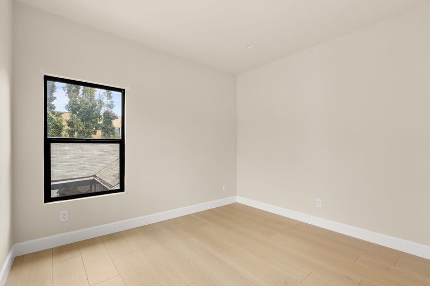 Building Photo - 5670 Lexington Ave