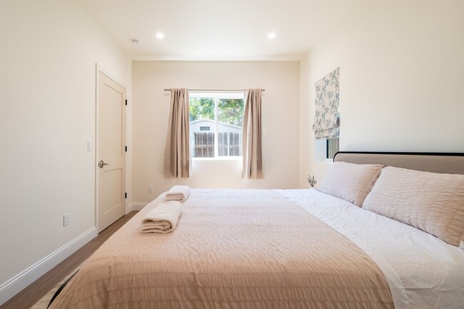 Building Photo - Contemporary New home in Monrovia