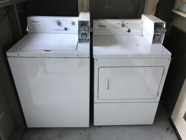 Shared Laundry with only three other units - 826 N Thornton Ave