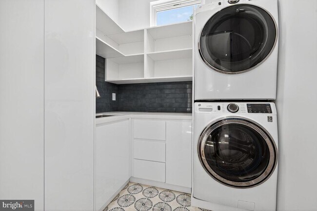 Building Photo - 4509 Foxhall Cres NW