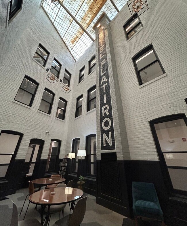 Building Photo - Adorable Studio Apartment in Downtown Omaha