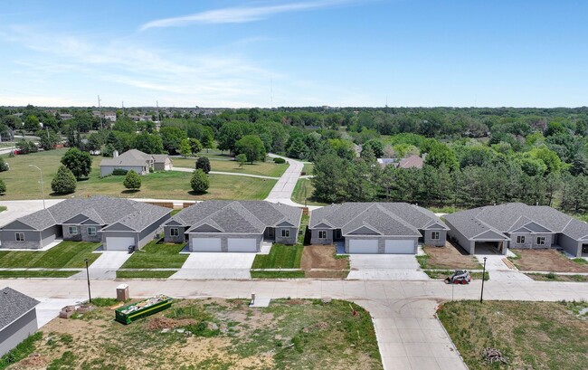 Building Photo - Spacious Luxury townhome