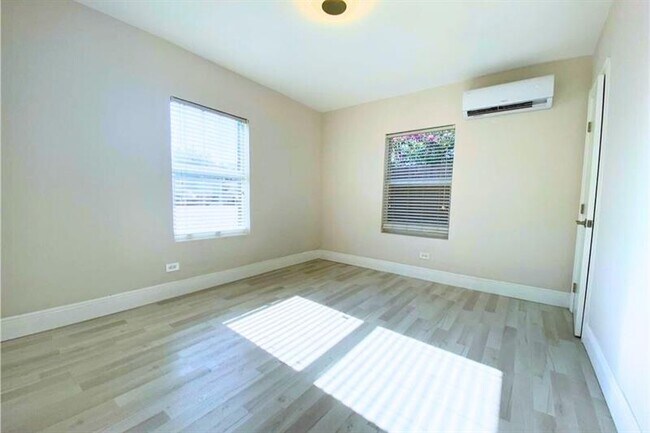 Building Photo - 628 NE 8th Ave