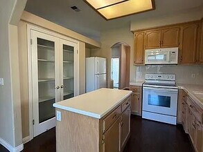 Building Photo - Beautiful 3 bedroom 2 bath home home in The Seasons!