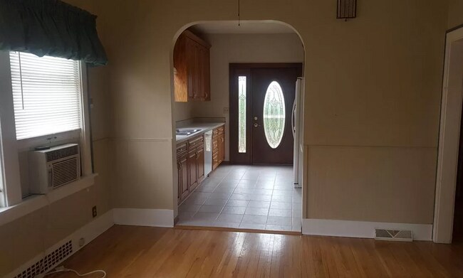 Building Photo - 814 11th Ave N