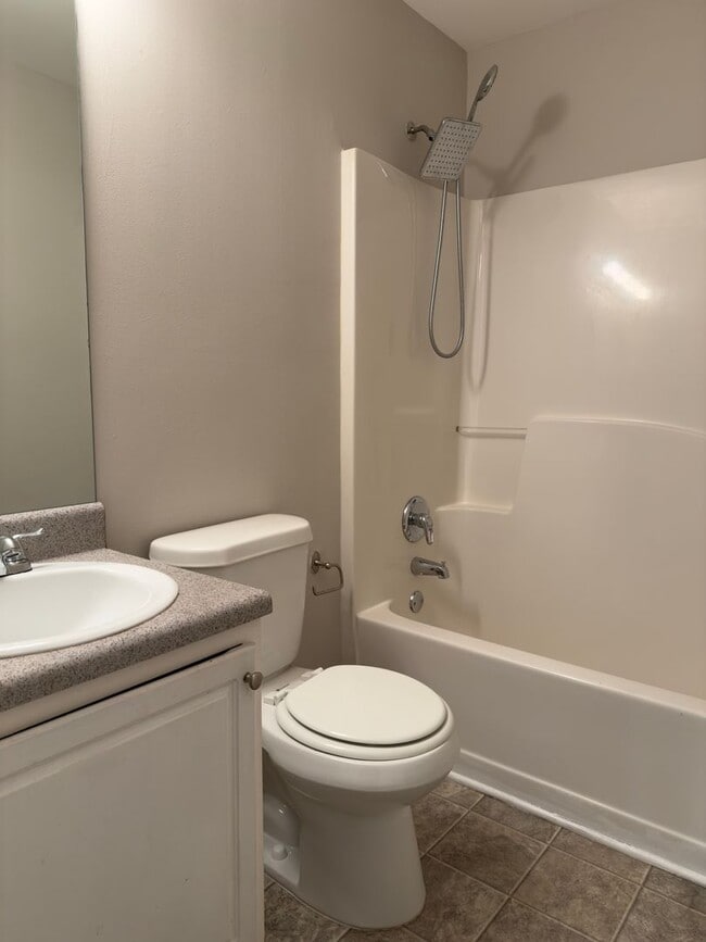 Building Photo - Fantastic 2 bedroom 2.5 bath townhome in a great location!